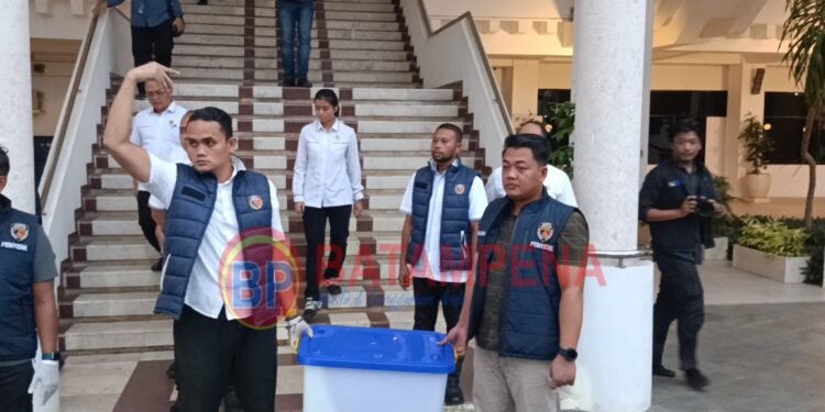 Penyidik Polresta Barelang membawa dokumen hasil penggeledahan di Gedung Direktorat Lahan BP Batam. (Sumber foto: JP - BatamPena.com)