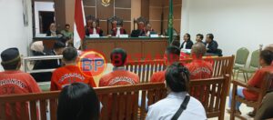 Suasana sidang kala Jufrizal memberikan keterangan dihadapan majelis hakim PN Batam. (Sumber foto: JP – BatamPena.com)