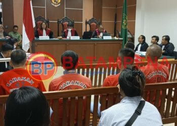 Suasana sidang kala Jufrizal memberikan keterangan dihadapan majelis hakim PN Batam. (Sumber foto: JP - BatamPena.com)