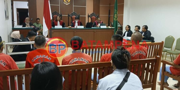 Suasana sidang kala Jufrizal memberikan keterangan dihadapan majelis hakim PN Batam. (Sumber foto: JP - BatamPena.com)