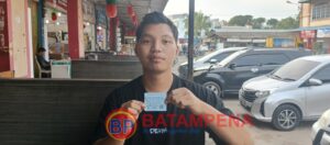 Mahasiswa Fakultas Hukum Universitas Internasional Batam (UIB) atas nama Risky Kurniawan menunjukkan karcis parkir palsu. (Sumber foto: JP - BatamPena.com)