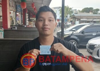 Mahasiswa Fakultas Hukum Universitas Internasional Batam (UIB) atas nama Risky Kurniawan menunjukkan karcis parkir palsu. (Sumber foto: JP - BatamPena.com)