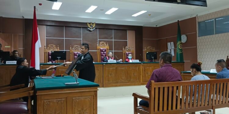 Suasana sidang perkara judi jackpot di PN Batam yang menjerat terdakwa Kha Hing, Han Sin dan Meiya alias Mimi. (Sumber foto: JP - BatamPena.com)
