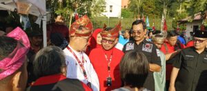 Cak Nur dan Hardi Selamat Hood mendatangi kantor KPU Kota Batam untuk mendaftarkan diri maju di Pilkada tahun 2024. (Sumber foto: JP - BatamPena.com)
