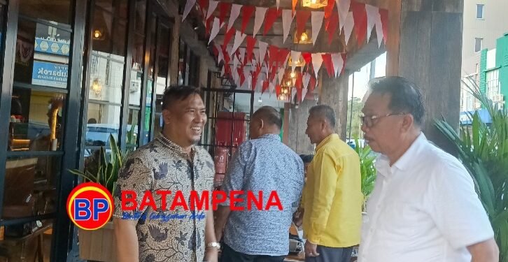 Nyanyang Harris Pratamura bertemu dengan para pendukungnya dan anggota DPRD Provinsi Kepri dari PSI, Onward Siahaan. (Sumber foto: JP - BatamPena.com)