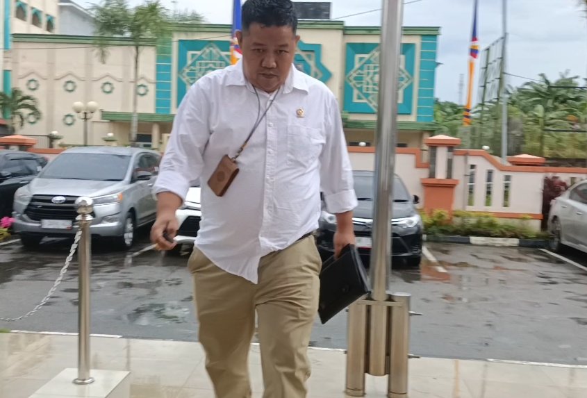 Humas PN Batam, Welly Irdianto yang ditemui oleh awak media BatamPena.com saat baru tiba di gedung PN Batam.
