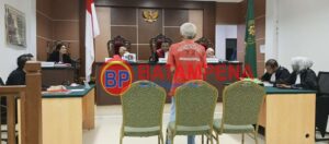 Suasana penundaan pembacaan vonis yang dilakukan oleh majelis hakim PN Batam kepada terdakwa Hotman Hutapea dalam perkara pencabulan terhadap bocil di Batam. (Sumber foto: JP BatamPena.com)