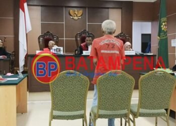 Suasana penundaan pembacaan vonis yang dilakukan oleh majelis hakim PN Batam kepada terdakwa Hotman Hutapea dalam perkara pencabulan terhadap bocil di Batam. (Sumber foto: JP BatamPena.com)