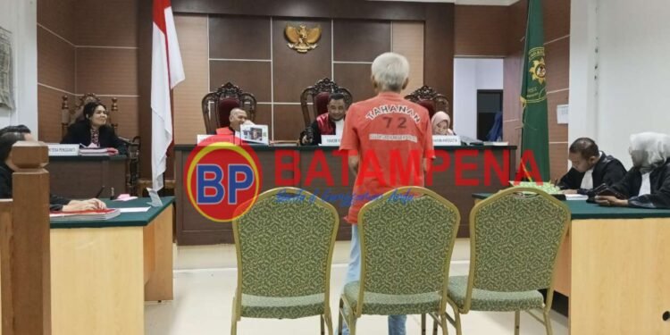 Suasana penundaan pembacaan vonis yang dilakukan oleh majelis hakim PN Batam kepada terdakwa Hotman Hutapea dalam perkara pencabulan terhadap bocil di Batam. (Sumber foto: JP BatamPena.com)