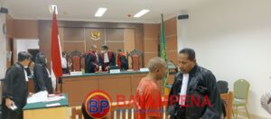 Rahman Padak selaku terdakwa pembunuh pendeta Jimmy Hutasoit sempat berbicara singkat dengan penasehat hukumnya, Abdullah Yusuf usai persidangan. (Sumber foto: JP - BatamPena.com) Rahman Padak selaku terdakwa pembunuh pendeta Jimmy Hutasoit sempat berbicara singkat dengan penasehat hukumnya, Abdullah Yusuf usai persidangan. (Sumber foto: JP - BatamPena.com)