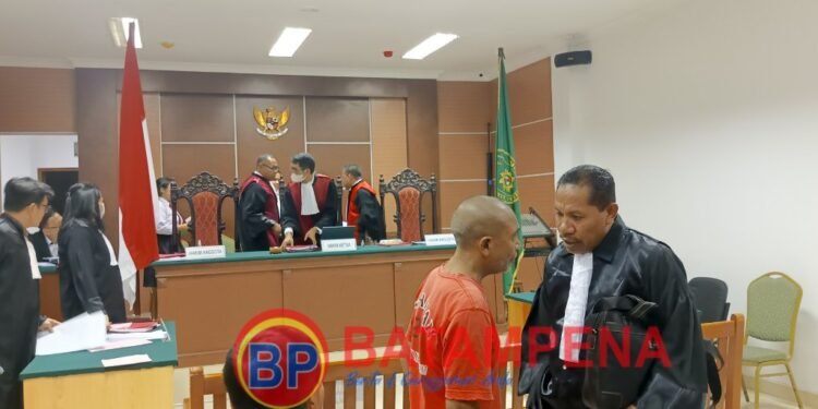 Rahman Padak selaku terdakwa pembunuh pendeta Jimmy Hutasoit sempat berbicara singkat dengan penasehat hukumnya, Abdullah Yusuf usai persidangan. (Sumber foto: JP - BatamPena.com)