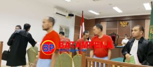 Penampakan para sindikat judi dadu usai dibacakan tuntutan 6 bulan penjara oleh jaksa Adjudian Syafitra di PN Batam. (Sumber foto: JP - BatamPena.com)