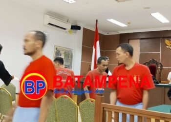 Penampakan para sindikat judi dadu usai dibacakan tuntutan 6 bulan penjara oleh jaksa Adjudian Syafitra di PN Batam. (Sumber foto: JP - BatamPena.com)