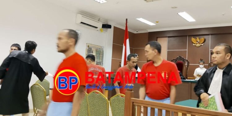 Penampakan para sindikat judi dadu usai dibacakan tuntutan 6 bulan penjara oleh jaksa Adjudian Syafitra di PN Batam. (Sumber foto: JP - BatamPena.com)