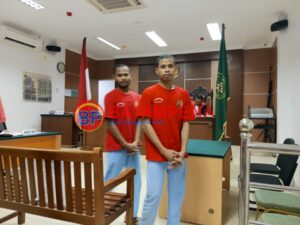 Kedua terdakwa bernama Devitson Korwa dan Aje Pelmelay usai persidangan di PN Batam. (Sumber foto: JP - BatamPena.com)