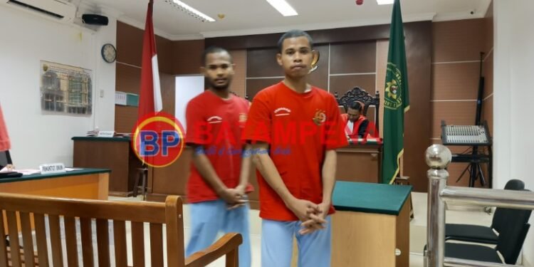 Kedua terdakwa bernama Devitson Korwa dan Aje Pelmelay usai persidangan di PN Batam. (Sumber foto: JP - BatamPena.com)