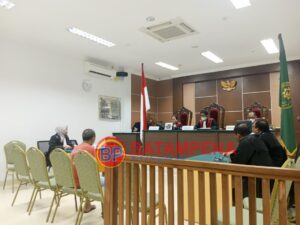 Suasana persidangan dengan agenda pembacaan vonis terhadap terdakwa Rahman Padak di Pengadilan Negeri Batam. (Sumber foto: JP – BatamPena.com) Suasana persidangan dengan agenda pembacaan vonis terhadap terdakwa Rahman Padak di Pengadilan Negeri Batam. (Sumber foto: JP – BatamPena.com)