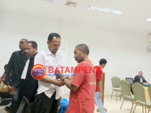 Terdakwa Rahman Padak sedang digari oleh petugas Kejaksaan Negeri Batam usai persidangan pembacaan vonis. (Sumber foto: JP - BatamPena.com) Terdakwa Rahman Padak sedang digari oleh petugas Kejaksaan Negeri Batam usai persidangan pembacaan vonis. (Sumber foto: JP - BatamPena.com)