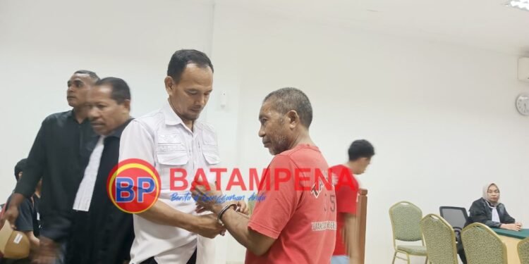 Terdakwa Rahman Padak sedang digari oleh petugas Kejaksaan Negeri Batam usai persidangan pembacaan vonis. (Sumber foto: JP - BatamPena.com)