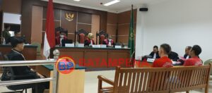 Suasana sidang terhadap terdakwa Andika dan Toman Simatupang dalam perkara penyeludupan mikol. Persidangan dilaksanakan di ruang persidangan PN Batam. (Sumber foto: JP - BatamPena.com)