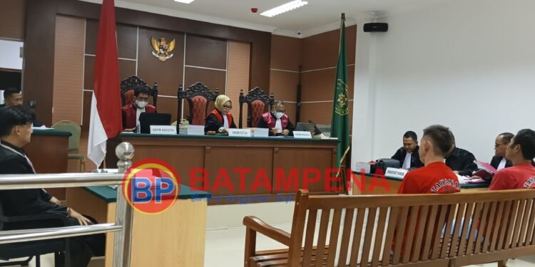 Suasana sidang terhadap terdakwa Andika dan Toman Simatupang dalam perkara penyeludupan mikol. Persidangan dilaksanakan di ruang persidangan PN Batam. (Sumber foto: JP - BatamPena.com)