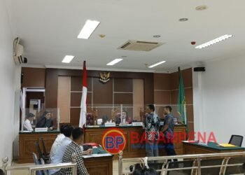 Sidang praperadilan atas nama Bripka Junaidi Gunawan yang dipimpin oleh hakim tunggal PN Batam, Monalisa Anita Theresia Siagian. (Sumber foto: JP - BatamPena.com)
