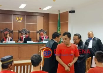 Terdakwa Jufrizal bersama penasehat hukumnya, Rano dan Yudi usai persidangan pembacaan pledoi. (Sumber foto: JP - BatamPena.com)
