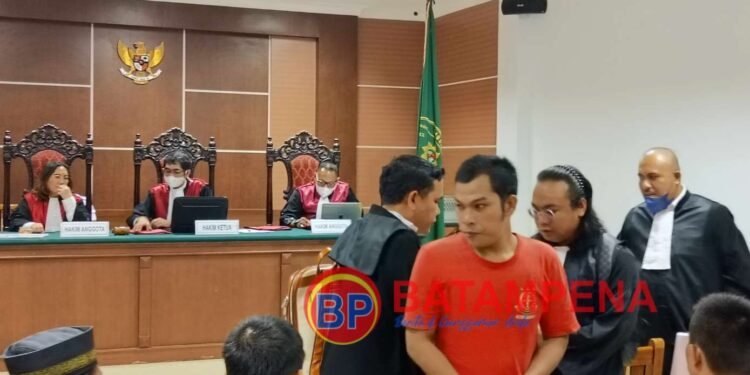 Terdakwa Jufrizal bersama penasehat hukumnya, Rano dan Yudi usai persidangan pembacaan pledoi. (Sumber foto: JP - BatamPena.com)
