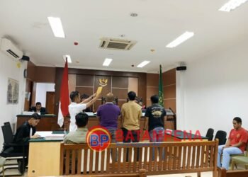 Suasana persidangan terhadap terdakwa Hasbullah dalam perkara penempatan PMI secara ilegal. Jaksa Muhammad Arfian menghadirkan 4 orang saksi bernama Dian Makmur, Oki Oliansyah, Andi Saputra dan Novel Boy Lase yang merupakan Polairud Polda Kepri. (Sumber foto: JP - Batam pena.com)