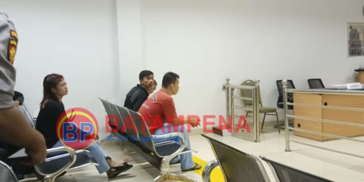 Terdakwa Selamat alias Ferry alias Along yang duduk dengan Advokat Christopher Silitonga dan di belakangnya adalah istri terdakwa Along bernama Riska. (Sumber foto: JP - BatamPena.com)