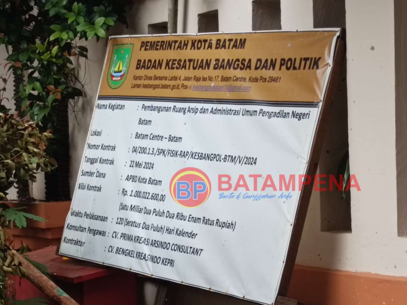 Papan pengumuman proyek pembangunan ruang arsip dan administrasi umum PN Batam.(Sumber foto: JP - BatamPena.com)