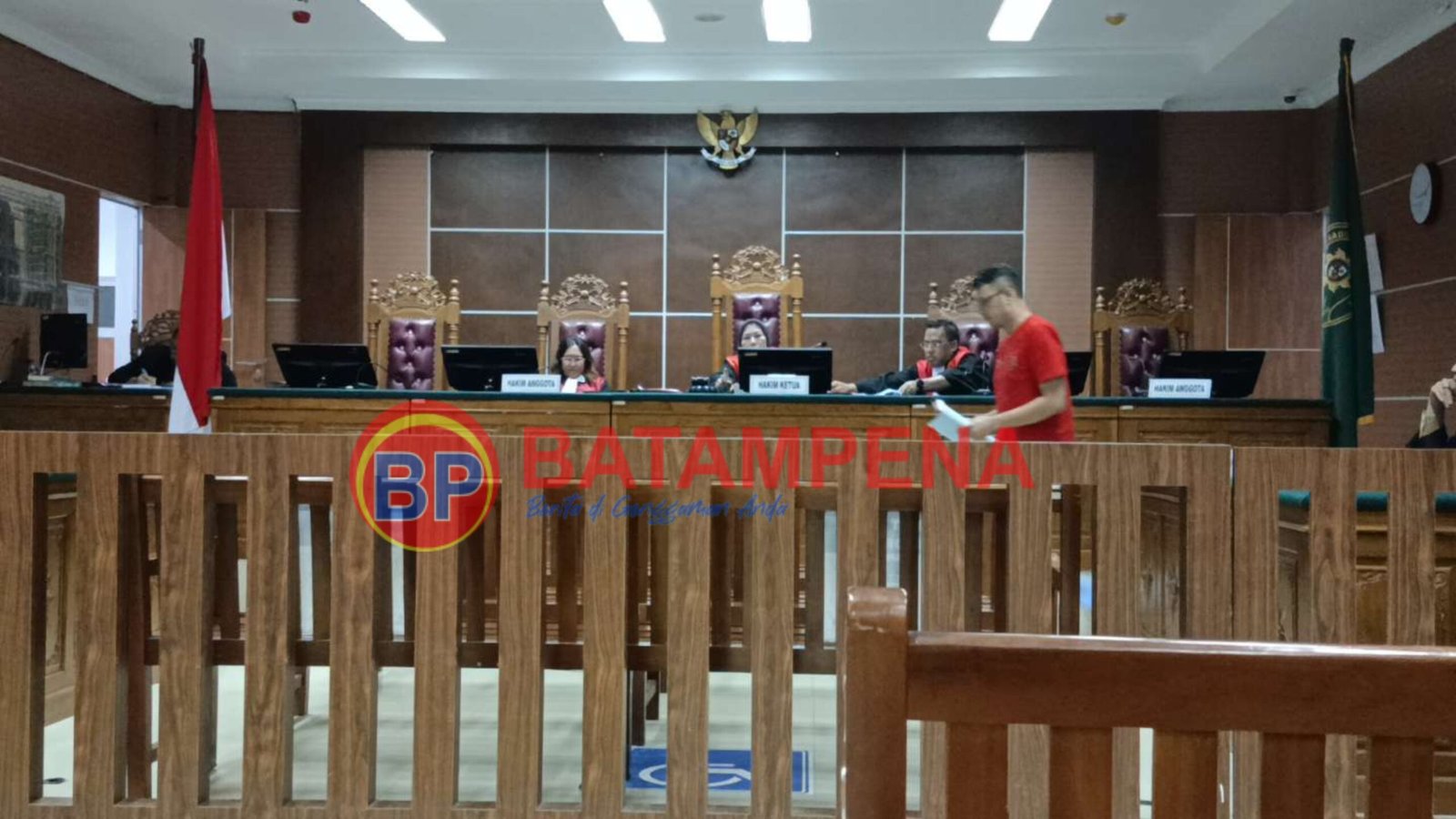 Sidang perkara KDRT yang menjerat terdakwa Daniel Marshall Purba. Hakim Tiwik memerintahkan JPU untuk memanggil paksa saksi korban, Shelvia Bong untuk hadir di ruang persidangan PN Batam bukan secara online. (Sumber foto: JP - BatamPena.com)