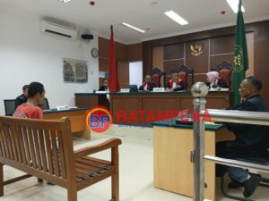 Suasana saat Rudolfus Karolus Asunong. (Sumber Foto: JP - Batam pena.com)