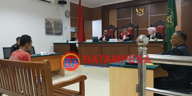 Suasana saat Rudolfus Karolus Asunong. (Sumber Foto: JP - Batam pena.com)