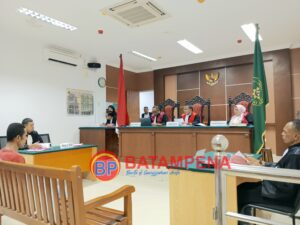 Suasana ketika JPU Salomo Saing membuat hakim PN Batam, Vabiannes Stuart Watimena marah-marah dalam persidangan terdakwa Rudolfus Karolus Asunong. (Sumber foto: JP - BatamPena.com)