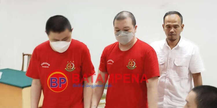 Terdakwa perkara judol atas nama Fandias dan Juni. (Sumber foto: JP - BatamPena.com)