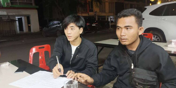 Regi Setiawan sedang memegang pena untuk menandatangani surat perjanjian damai dengan Joes Aldiansyah Butarbutar. (Sumber foto: JP - BatamPena.com)