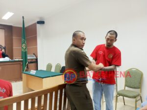 Terdakwa Yongky Wattimena diborgol usai persidangan. (Sumber foto: JP – BatamPena.com)