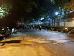 Para karyawan menunggu di titik kumpul karena kebakaran di PT WIK Far East. (Sumber foto: JP – BatamPena.com)