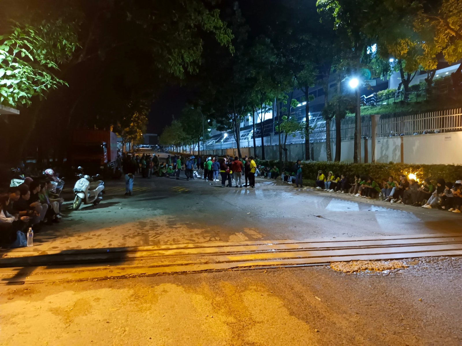 Para karyawan menunggu di titik kumpul karena kebakaran di PT WIK Far East.(Sumber foto: JP - BatamPena.com)