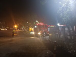 Mobil pemadam kebakaran keluar dari kawasan PT WIK Far East usai memadamkan si-jago merah. (Sumber foto: JP - BatamPena.com)