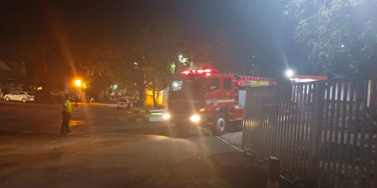 Mobil pemadam kebakaran keluar dari kawasan PT WIK Far East usai memadamkan si-jago merah. (Sumber foto: JP - BatamPena.com)