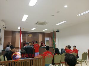 Suasana sidang terduga bos judol, Fandias dan Juni Hendrianto di PN Batam. (Sumber foto: JP – BatamPena.com) Suasana sidang terduga bos judol, Fandias dan Juni Hendrianto di PN Batam. (Sumber foto: JP – BatamPena.com)
