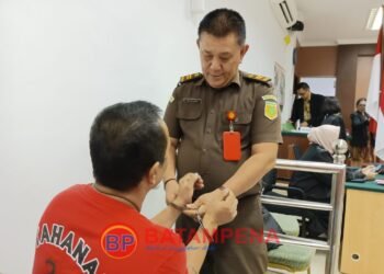 Terdakwa Hermanto alias Heri digari oleh petugas Kejaksaan Negeri Batam usai divonis 12 tahun penjara. (Sumber foto: JP - BatamPena.com)