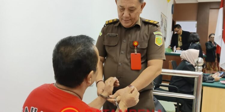 Terdakwa Hermanto alias Heri digari oleh petugas Kejaksaan Negeri Batam usai divonis 12 tahun penjara. (Sumber foto: JP - BatamPena.com)