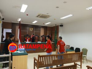 Sidang judol dengan terdakwa Fandias dan Juni Hendrianto ditunda PN Batam. (Sumber foto: JP - BatamPena.com)