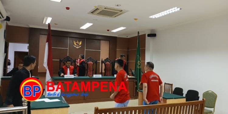 Sidang judol dengan terdakwa Fandias dan Juni Hendrianto ditunda PN Batam. (Sumber foto: JP - BatamPena.com)