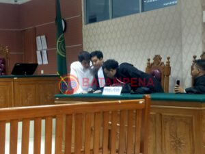 Wakil ketua Peradi Batam, Ahmad Rustam Ritonga berkonsultasi dengan penasehat hukumnya setelah divonis 2 tahun penjara oleh PN Batam. (Sumber foto: JP - BatamPena.com)