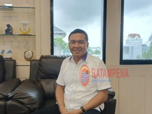 Kajari Batam, I Ketut Kasna Dedi saat diwawancarai oleh jurnalis BatamPena.com di ruang kerjanya di Gedung Kejari Batam. (Sumber foto: JP - BatamPena.com)