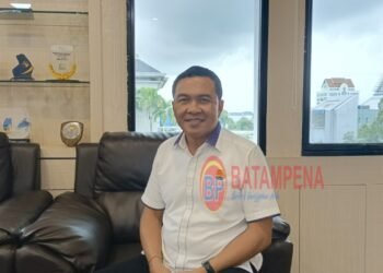 Kajari Batam, I Ketut Kasna Dedi saat diwawancarai oleh jurnalis BatamPena.com di ruang kerjanya di Gedung Kejari Batam. (Sumber foto: JP - BatamPena.com)